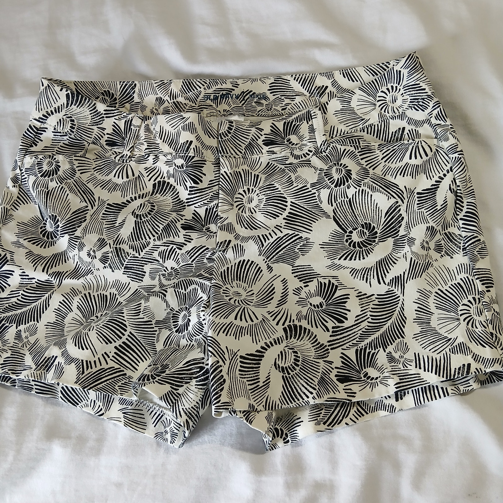 Old Navy Size 6 Fabulous 4" Inseam Cotton Spandex White W/ Black Abstract Floral